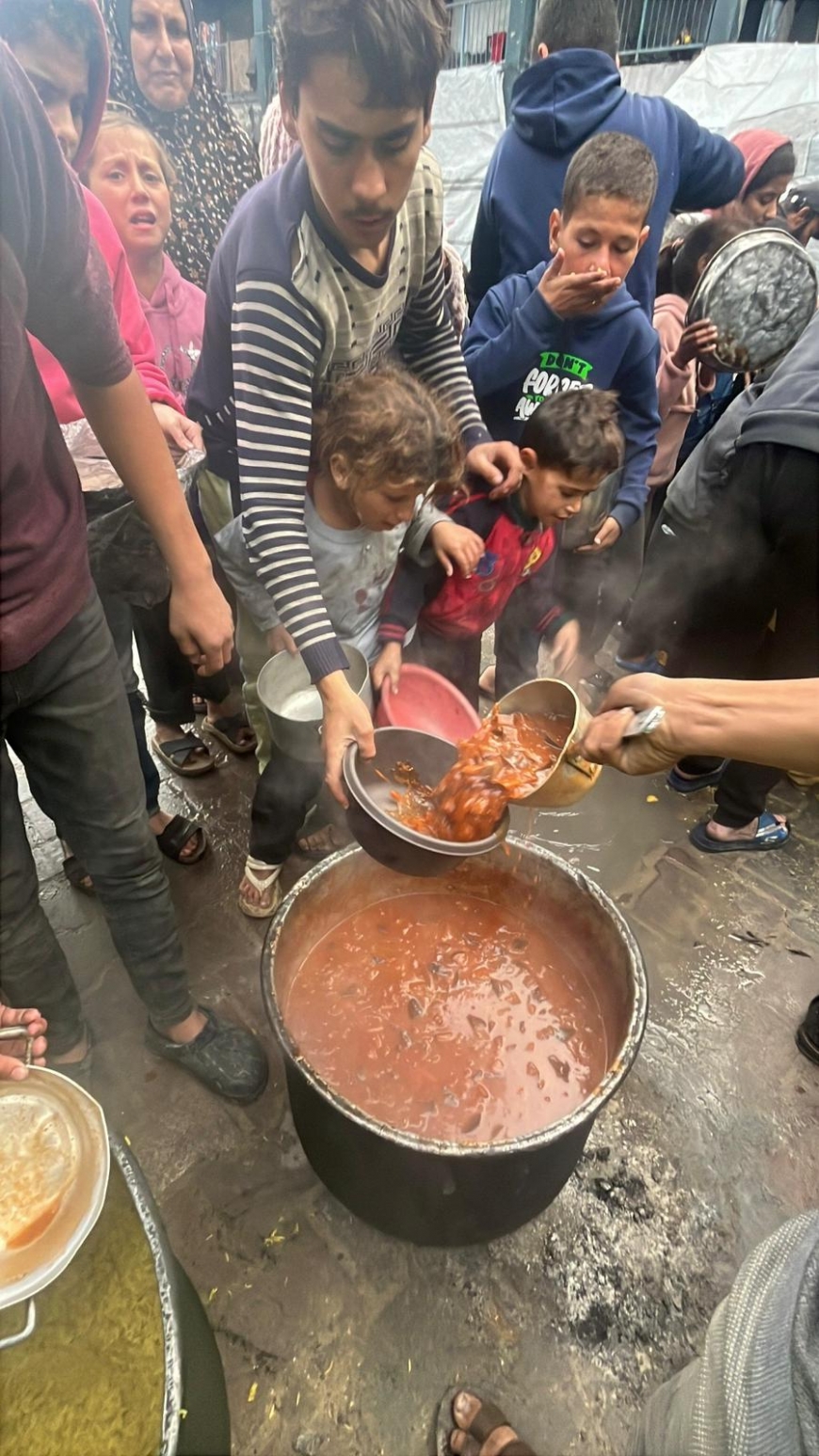Açlıkla Mücadele Eden Gazze Halkı İçin Yemek Dağıtımı