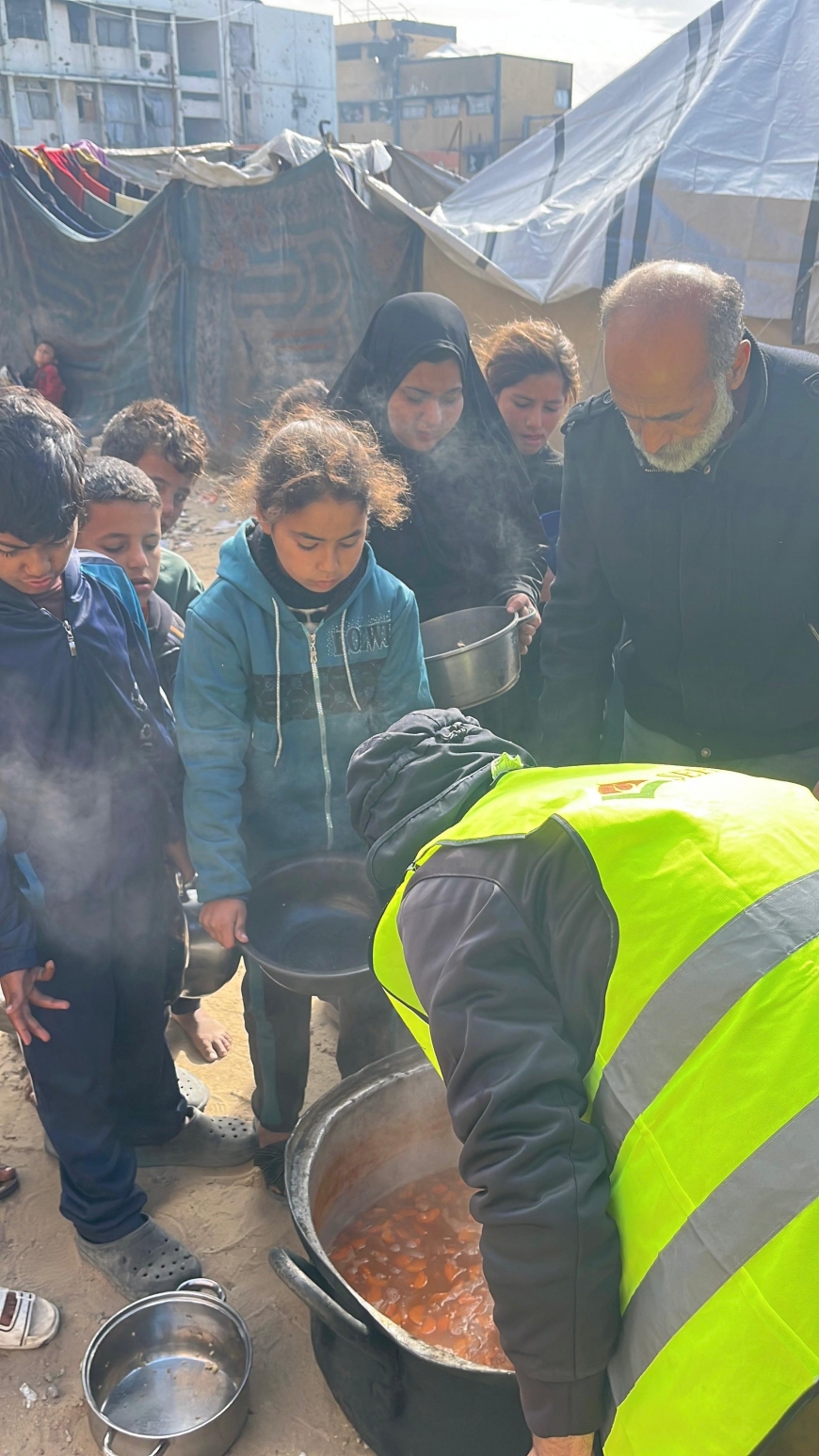 Açlığın Ortasında Dayanışma