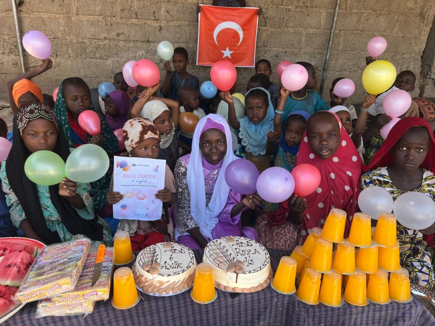 İlk Yarı Yıl Pastası! Roza Bebek İçin Afrika Temalı Renkli Sürpriz 🌍