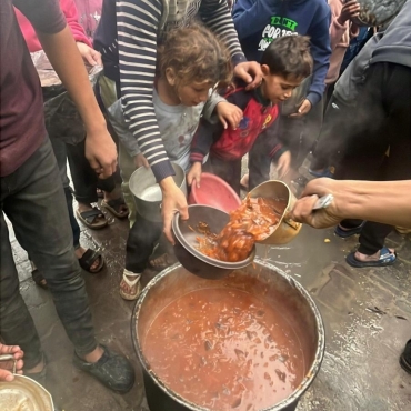 Açlıkla Mücadele Eden Gazze Halkı İçin Yemek Dağıtımı