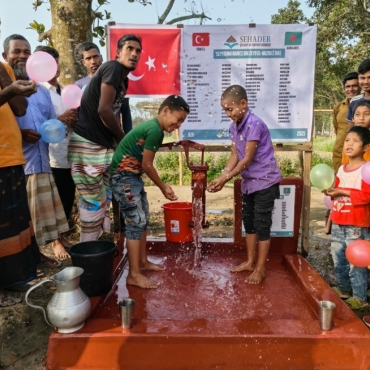 Sadaka-i Cariye: Seyyidina Harice bin Zeyd el-Hazrecî (RA) Su Kuyusu Bangladeş’te Hizmete Girdi