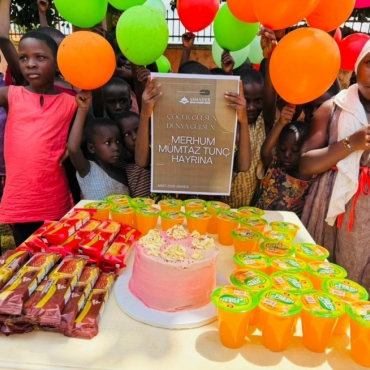 Uganda’da Çocukların Yüzünü Güldüren İkram | Mümtaz Tunç Hayrına